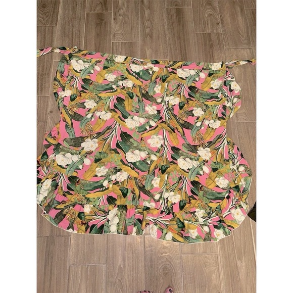 SHEIN Curve 2XL Ruffle hem tropical multicolor
Floral Wrap Sarong - Picture 5 of 7